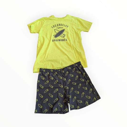 Pierrot Outlet zomerse pyjamaset voor jongens met felgeel T-shirt met surfprint en donkerblauwe short met surfplanken