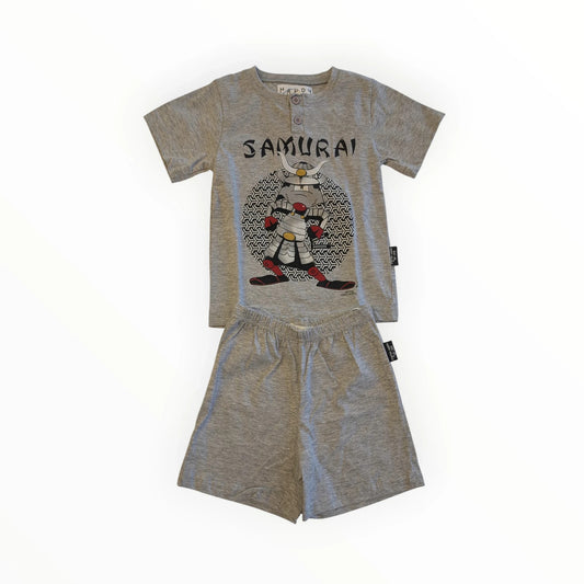 Pierrot Outlet jongens pyjamaset met korte mouwen en shorts, grijs katoen met samurai print en knoopjes aan de halslijn.