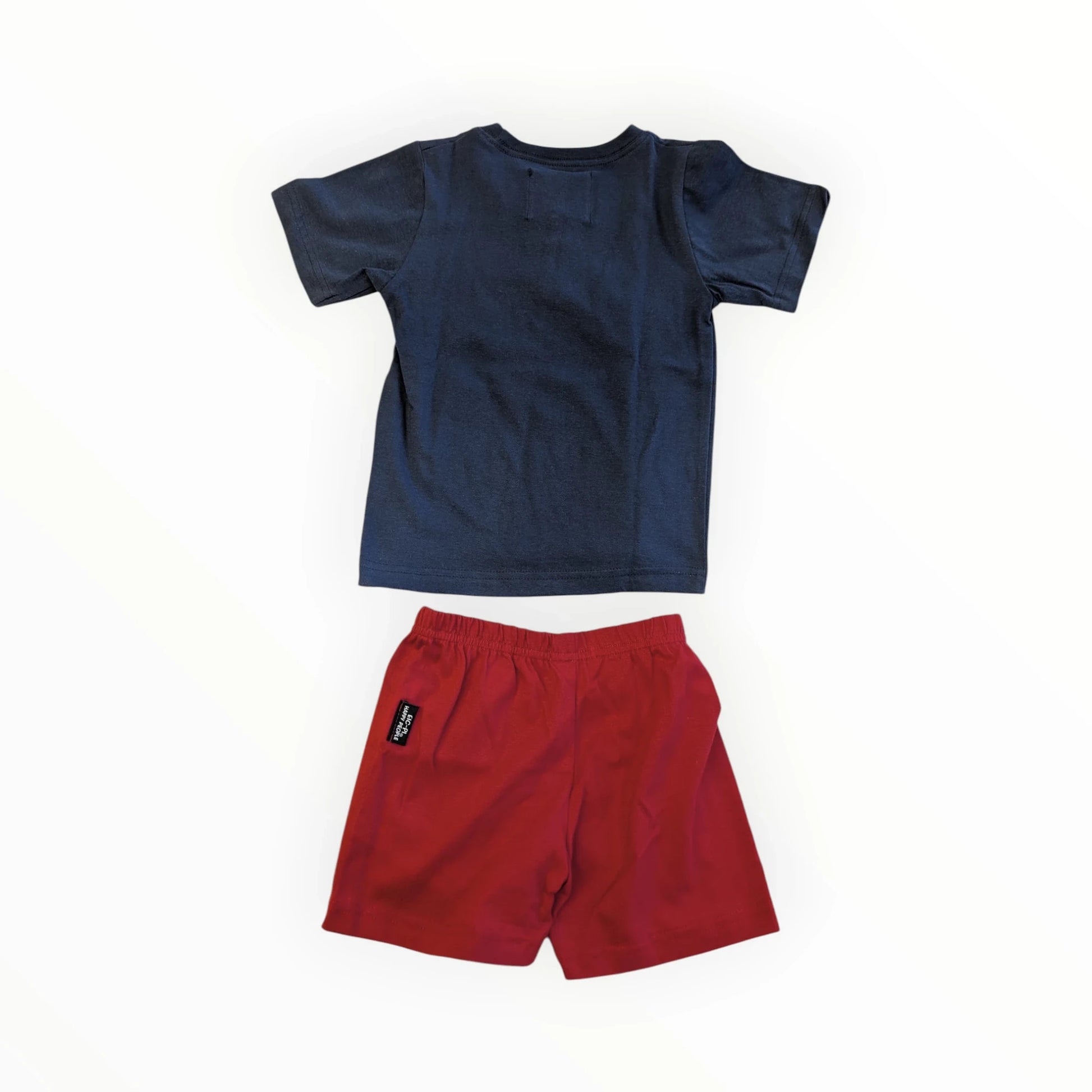 Pierrot Outlet jongens set: donkerblauw T-shirt met korte mouwen en rode korte broek met elastische tailleband. Gemaakt van katoen.