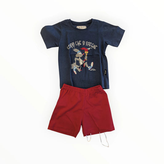Pierrot Outlet jongens set: donkerblauw katoenen T-shirt met konijnenprint en rode korte broek met elastische tailleband.