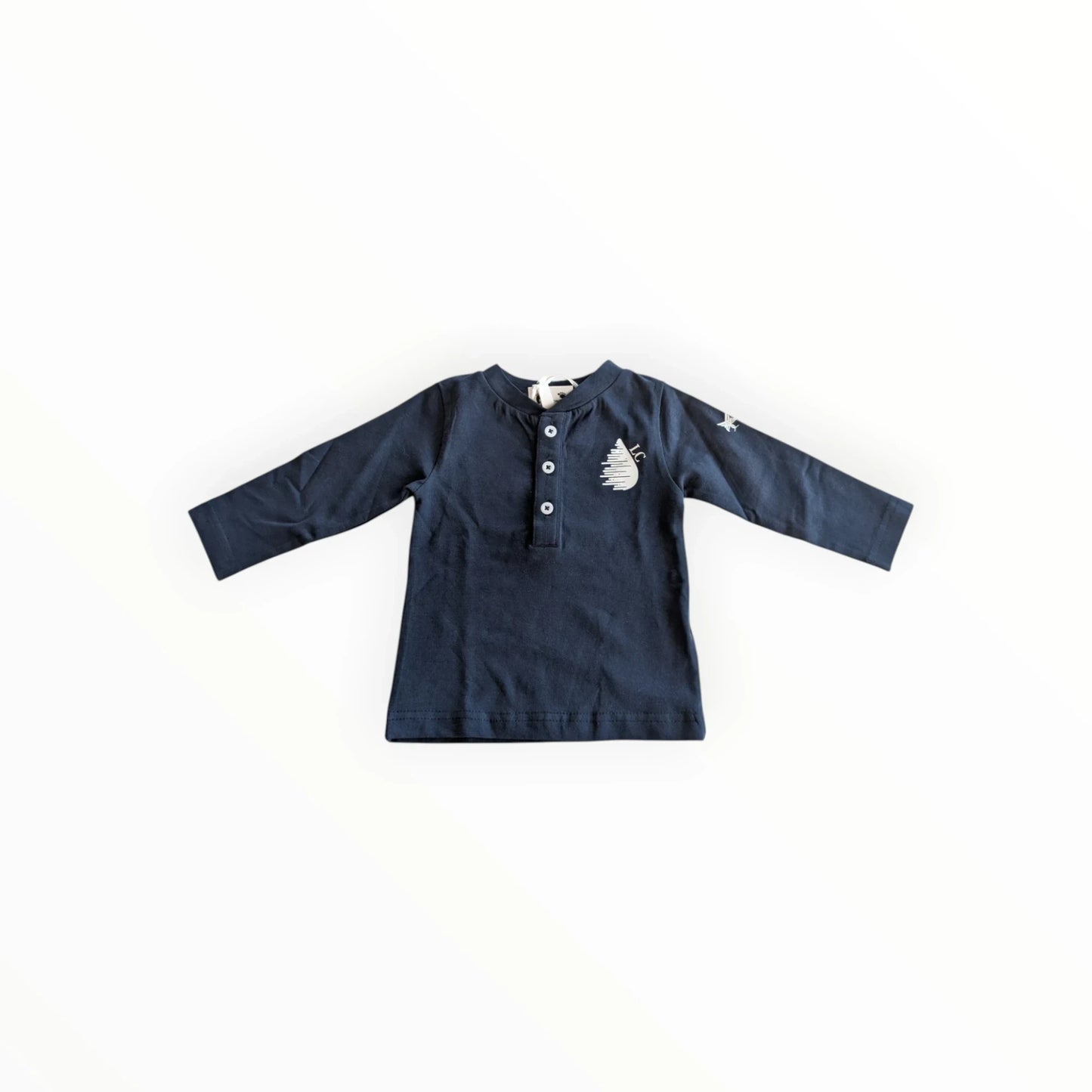 Pierrot Outlet navyblauw katoenen jongens shirt met lange mouwen, henley-kraag en print op borst en rug.