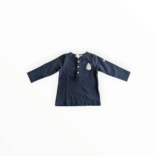Pierrot Outlet navyblauw katoenen jongens shirt met lange mouwen, henley-kraag en print op borst en rug.