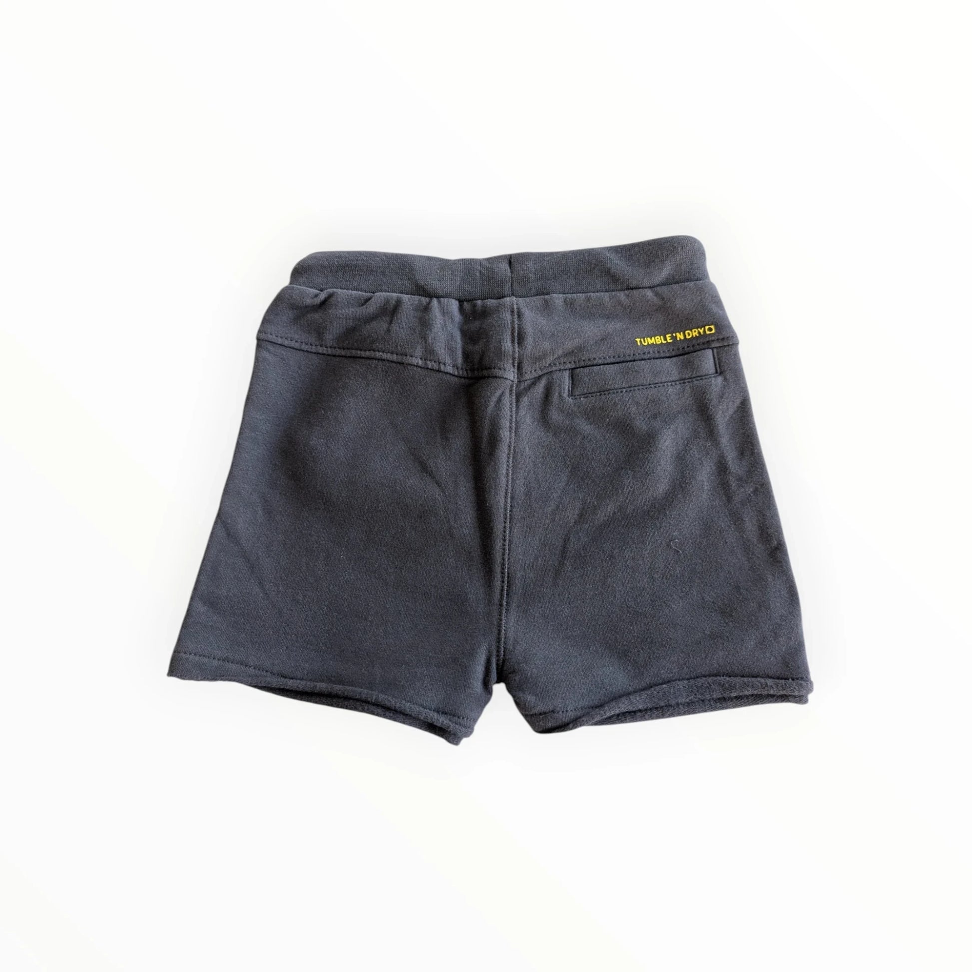 Pierrot Outlet jongens shorts van donkergrijs katoen met trekkoord en zakken, ideaal voor sport en spel.