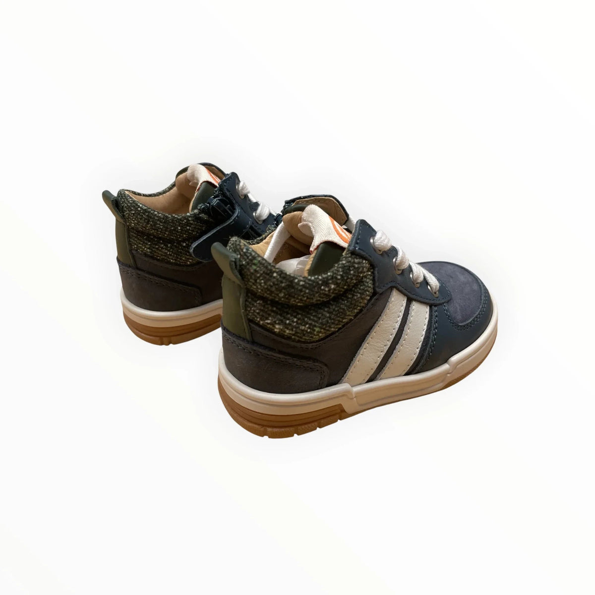 Pierrot Outlet jongenssneakers in donkerblauw en olijfgroen met witte strepen, veters en ritssluiting.