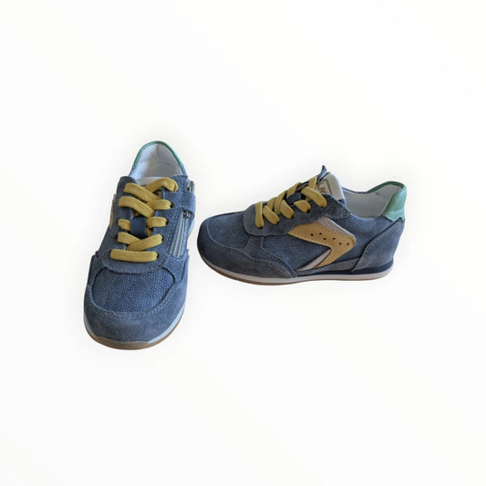 Pierrot Outlet sneakers voor jongens in donkerblauw met gele veters, rits en gouden accenten. Gemaakt van textiel en suède.