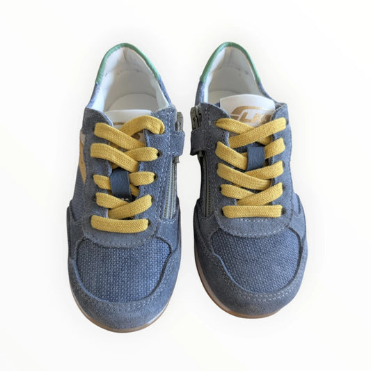 Pierrot Outlet jongens sneakers donkerblauw met gele veters en rits, gemaakt van textiel en suède.