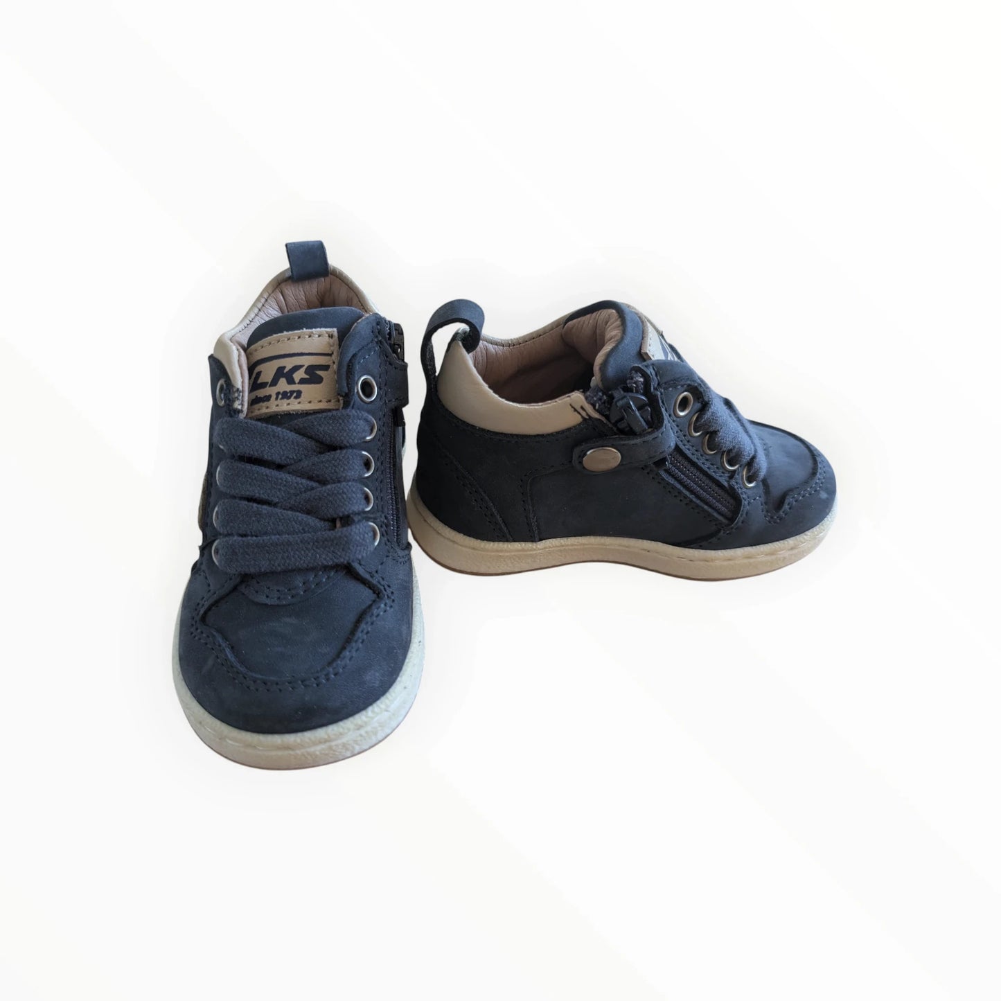 Pierrot Outlet donkerblauwe suède en leren jongens sneakers met rits en veters. Beige accenten.