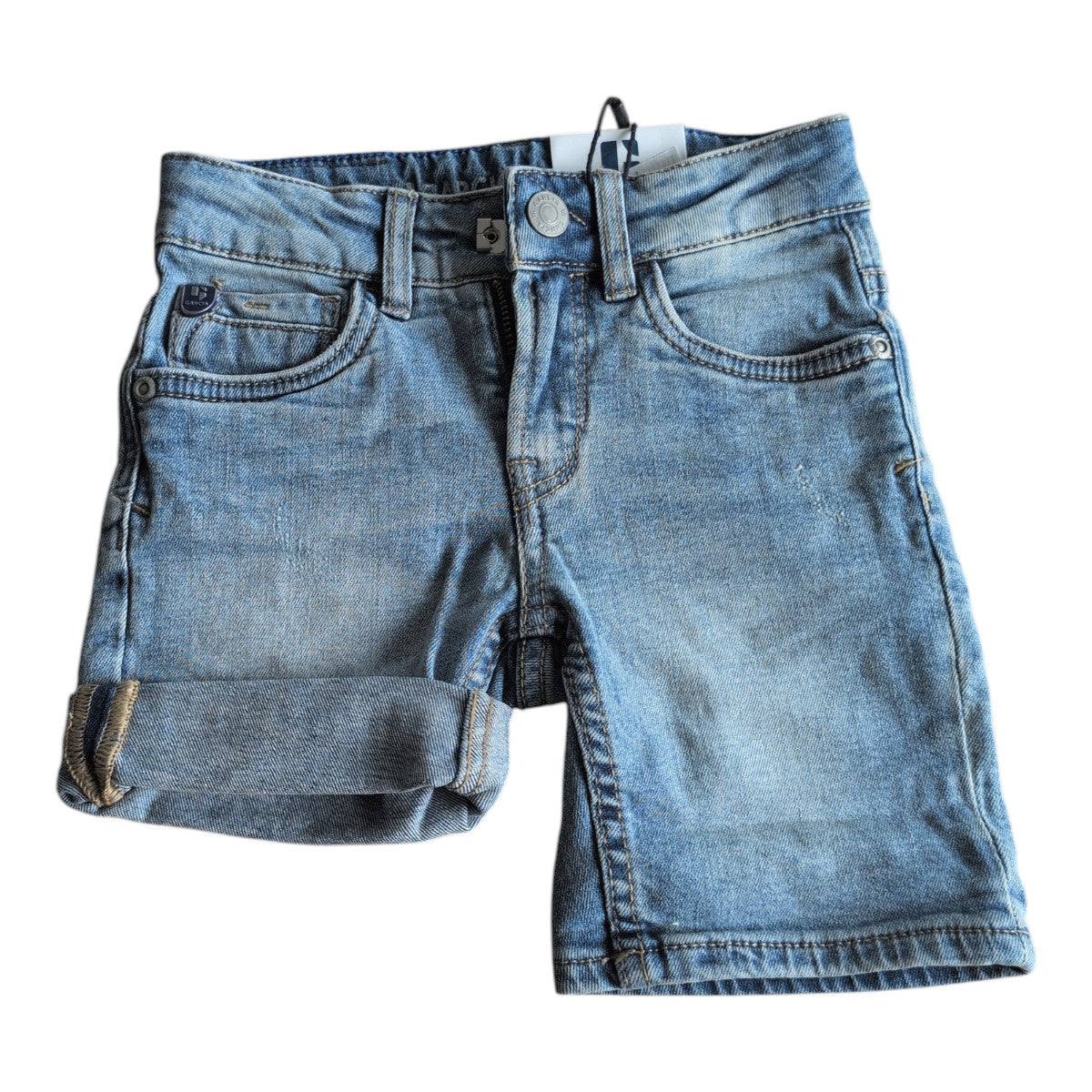Pierrot Outlet jongens denim shorts in lichte wassing met omgeslagen broekspijpen en vijf zakken.
