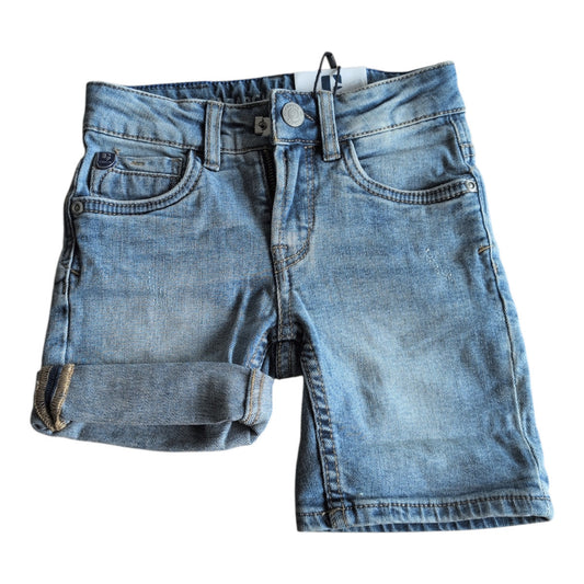 Pierrot Outlet jongens denim shorts in lichte wassing met omgeslagen broekspijpen en vijf zakken.