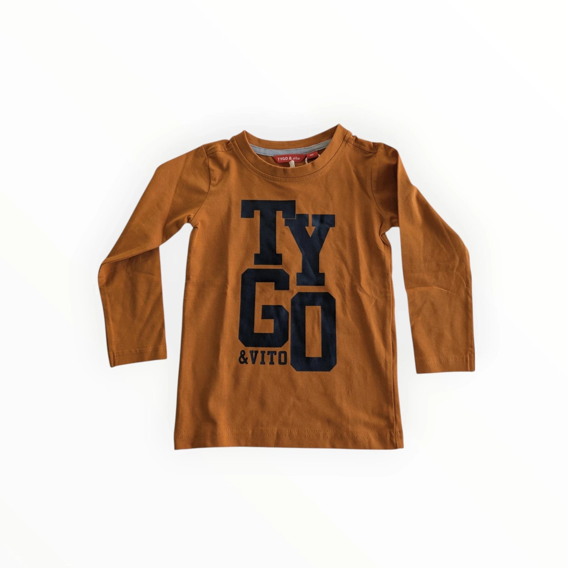 Pierrot Outlet jongens bruin katoenen T-shirt met lange mouwen en 'TYGO & VITO' print.