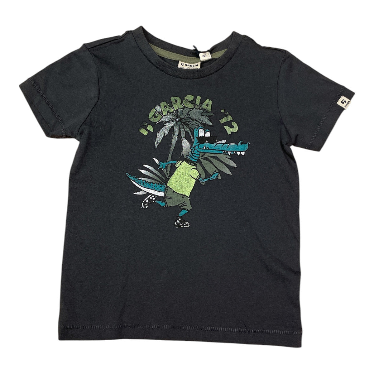 Pierrot Outlet donkergrijze katoenen T-shirt voor jongens met dansende krokodilprint en palmbomen.