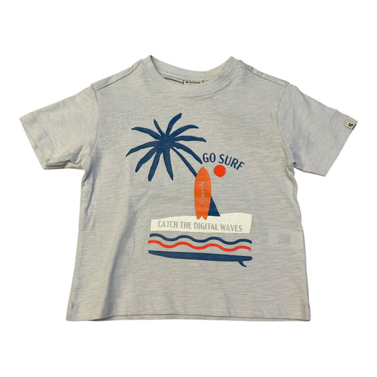Pierrot Outlet lichtblauw katoenen T-shirt met korte mouwen en surfprint voor jongens. Met palmboom, surfplank en tekst.