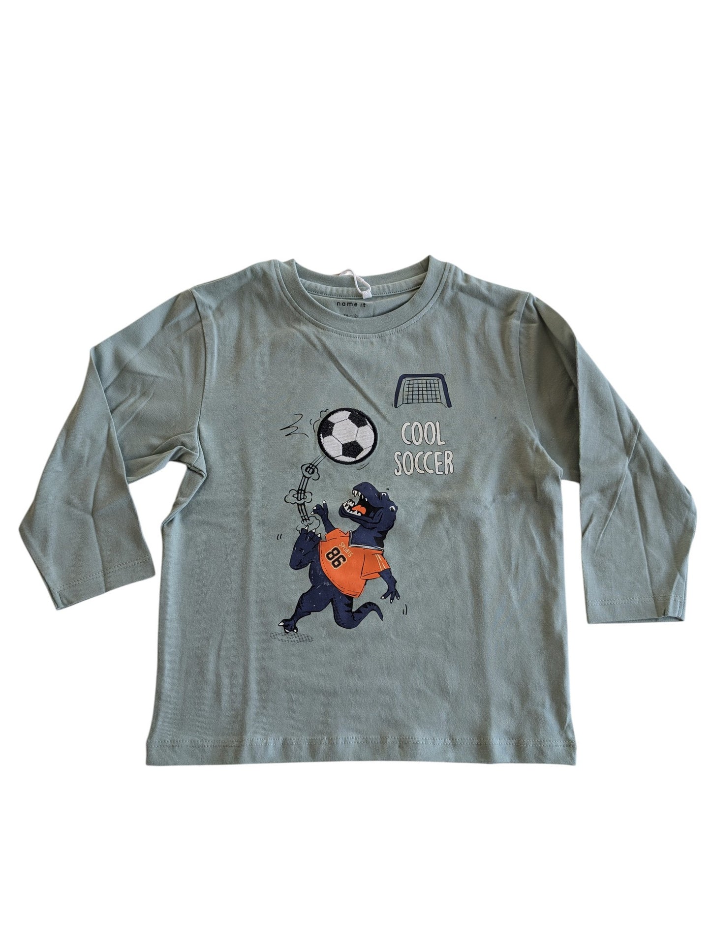 Pierrot Outlet lichtgroen katoenen longsleeve T-shirt met voetbalprint van een dinosaurus en de tekst COOL SOCCER.