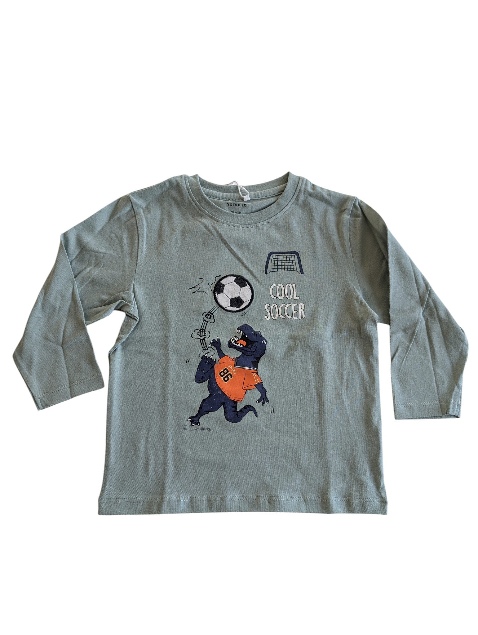 Pierrot Outlet lichtgroen katoenen longsleeve T-shirt met voetbalprint van een dinosaurus en de tekst COOL SOCCER.