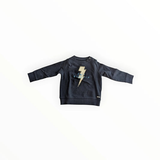 Pierrot Outlet jongens donkerblauwe sweater met bliksemprint en tekst "Feeling Electric". Ronde hals, drukknoopjes op schouder.