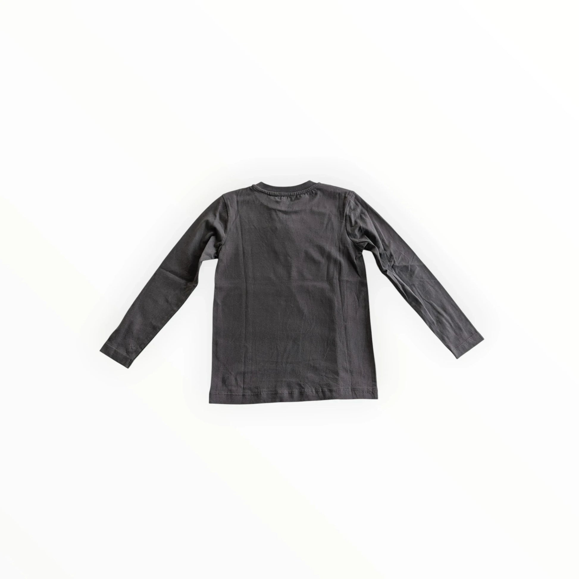 Pierrot Outlet jongens zwart katoenen T-shirt met lange mouwen en subtiel logo op de borst.