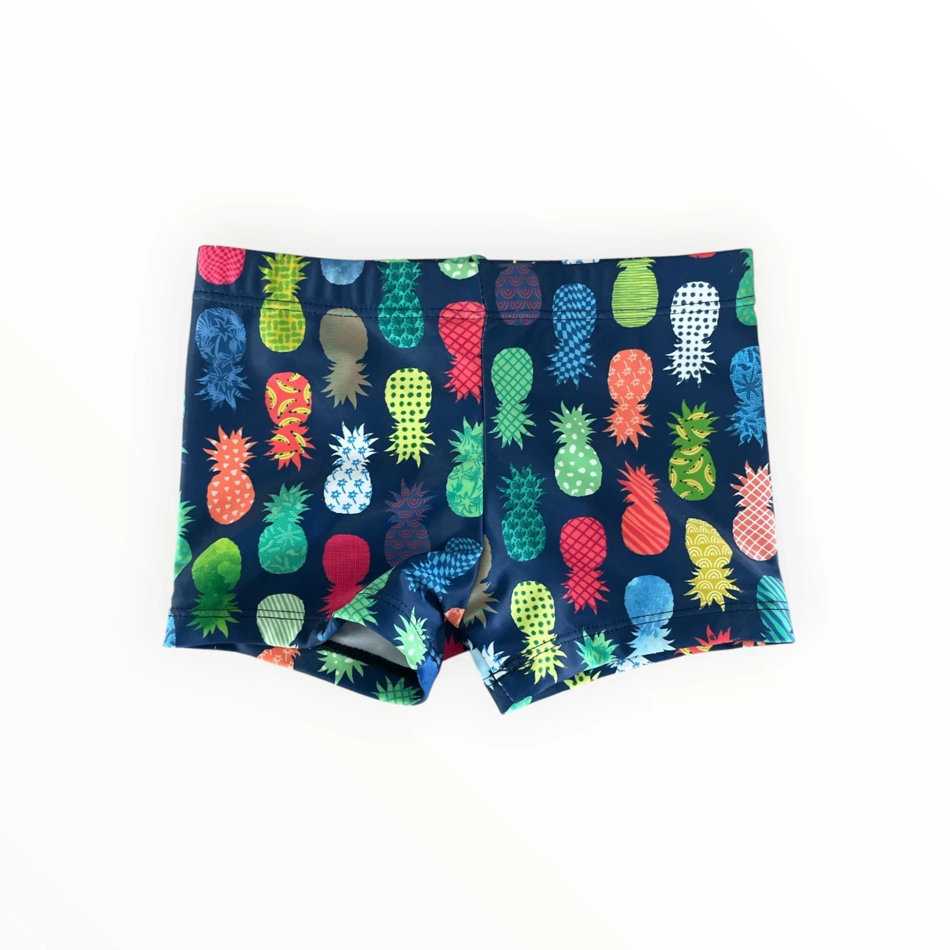Pierrot Outlet jongens zwembroek in donkerblauw met kleurrijke ananasprint en elastische tailleband voor de zomer.
