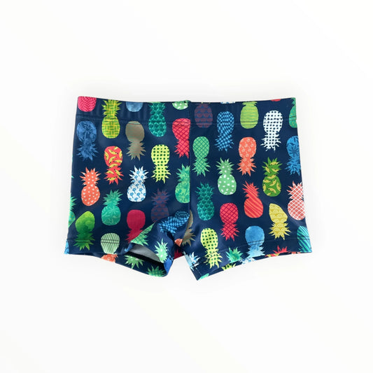 Pierrot Outlet jongens zwembroek in donkerblauw met kleurrijke ananasprint en elastische tailleband voor de zomer.