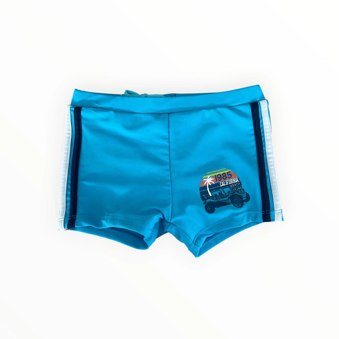 Pierrot Outlet blauwe jongens zwemshort met 1985 California print en sportieve strepen aan de zijkant.