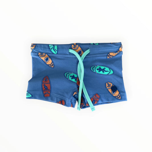Pierrot Outlet blauwe zwembroek voor jongens met surfplank en hagedis print en mintgroen trekkoord.