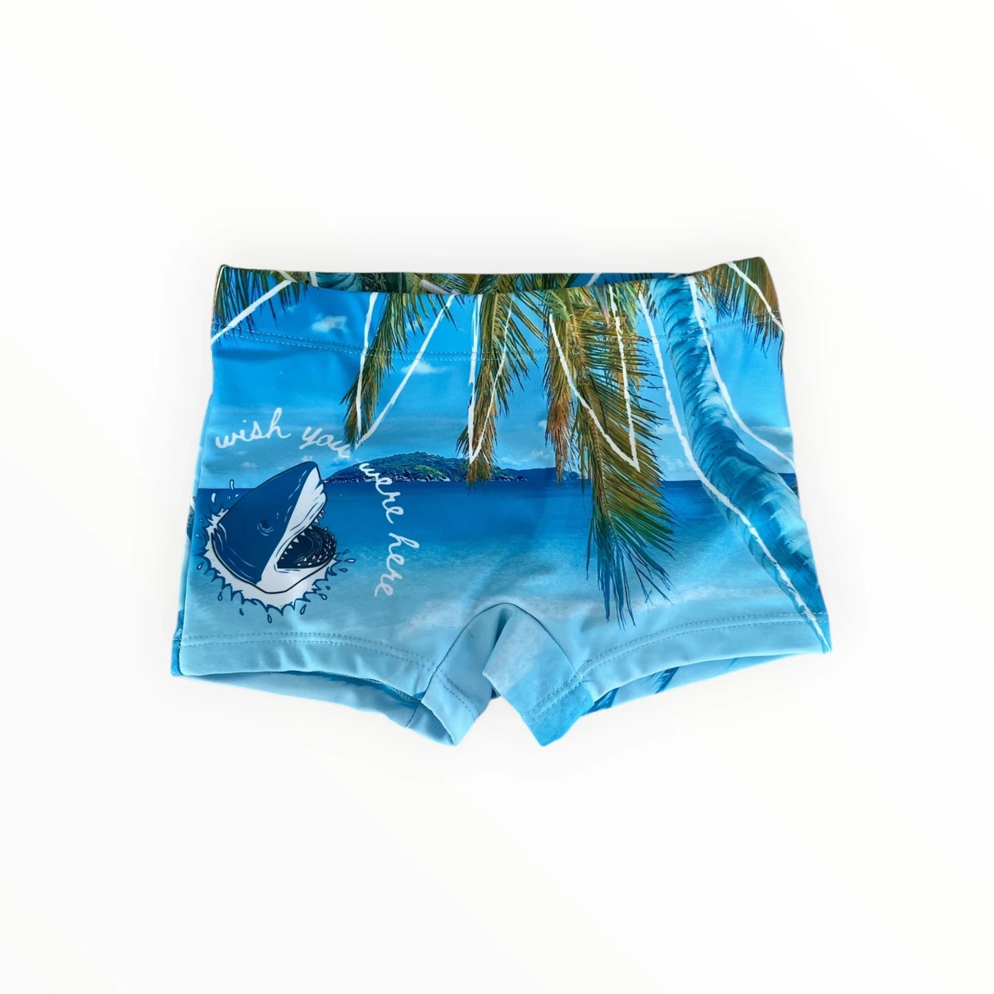Pierrot Outlet blauwe jongens zwembroek met tropische print, palmbomen, haai en tekst op sneldrogende stof.