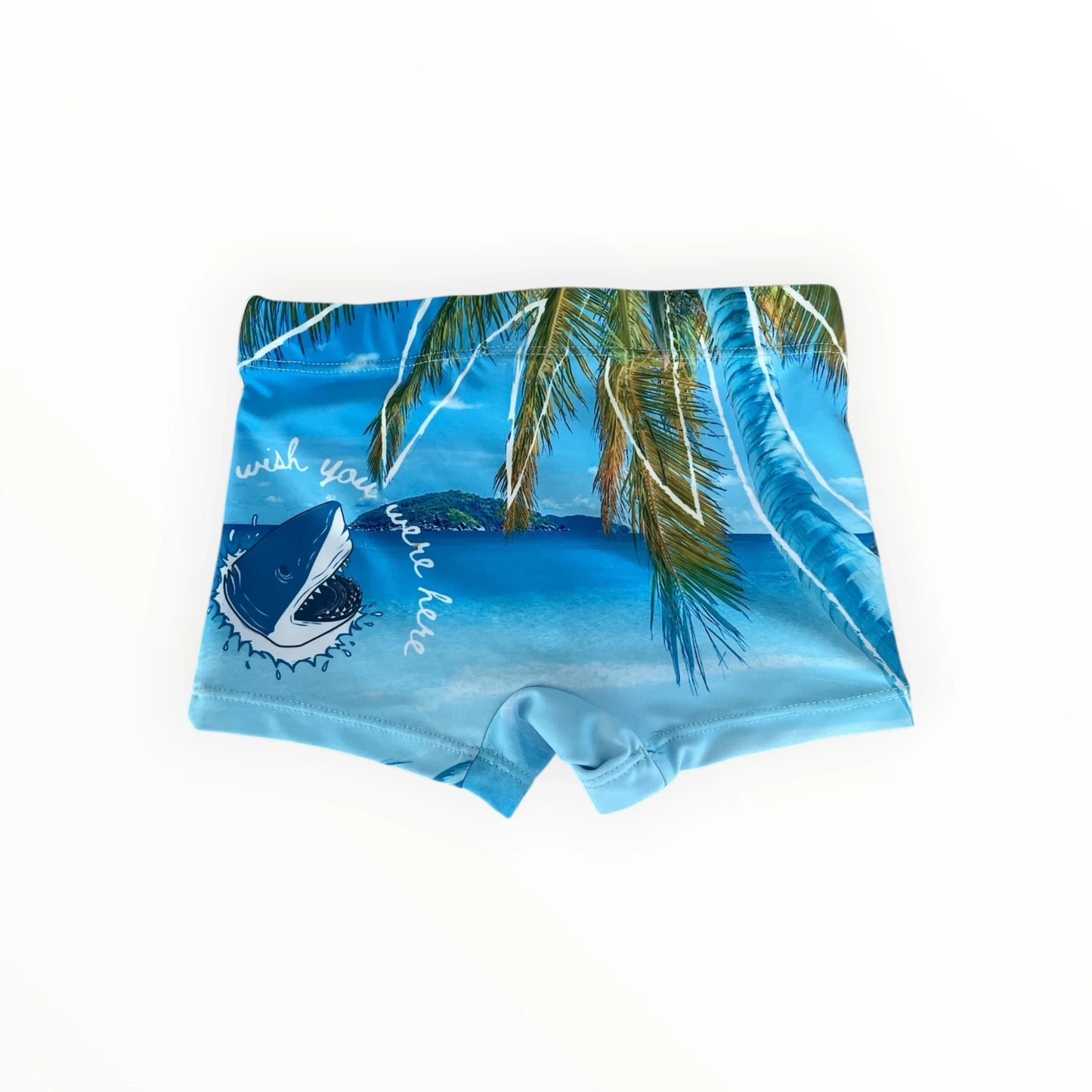 Pierrot Outlet blauwe zwembroek voor jongens met tropische print, palmbomen, haai en tekst op sneldrogende stof.