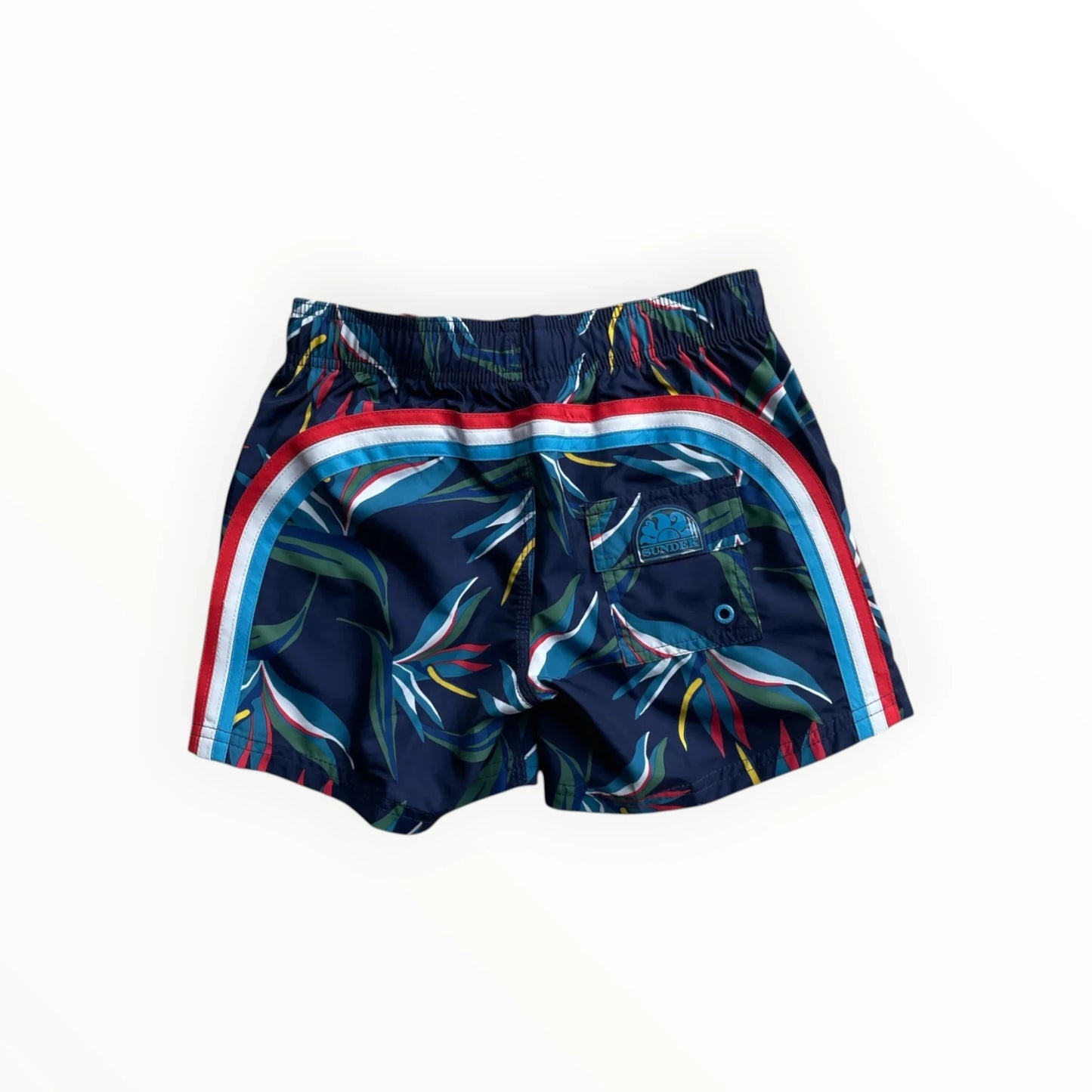 Pierrot Outlet jongens zwembroek met tropische print in donkerblauw, groen, rood en geel. Elastische tailleband met trekkoord en strepen.