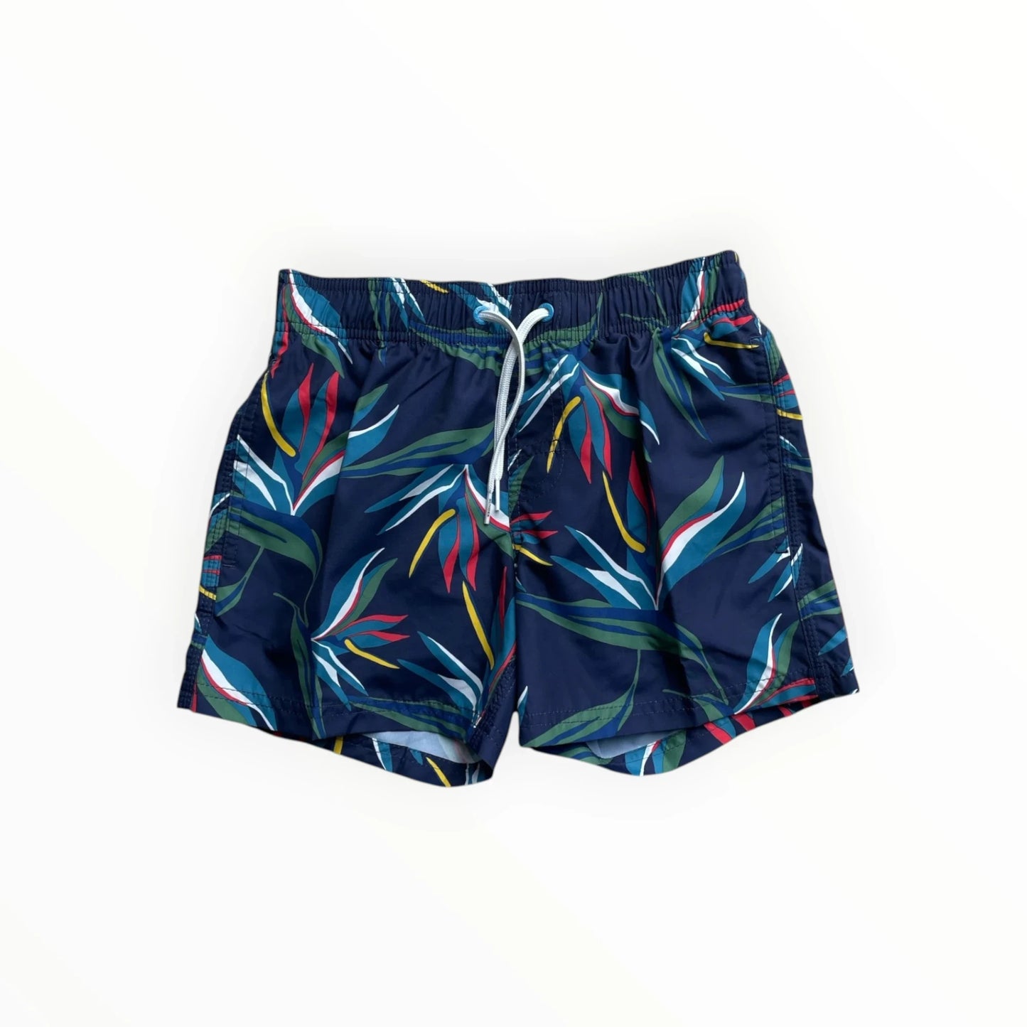 Pierrot Outlet jongens zwembroek met tropische print in donkerblauw, groen, rood en geel. Elastische tailleband met trekkoord.