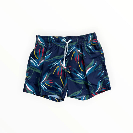 Pierrot Outlet jongens zwembroek met tropische print in donkerblauw, groen, rood en geel. Elastische tailleband met trekkoord.