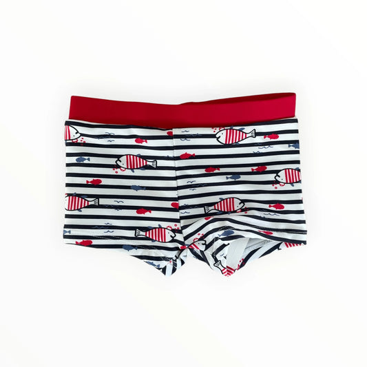 Pierrot Outlet zwembroek voor jongens met gestreept patroon, vissenprint en een opvallende rode elastische tailleband.