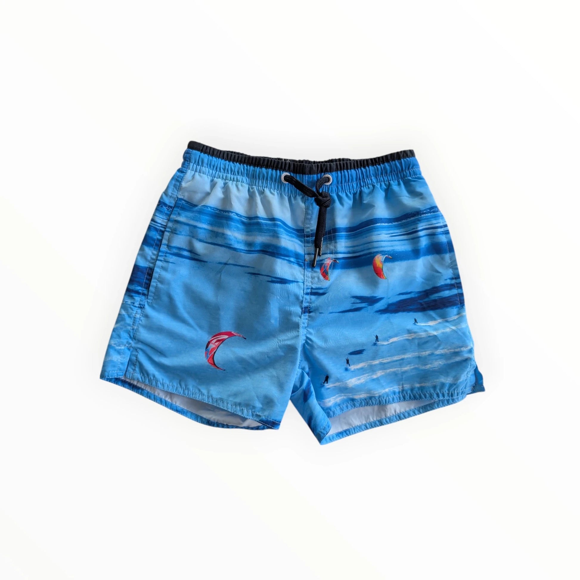 Pierrot Outlet jongens zwembroek met zeilbootprint, blauw, sneldrogend materiaal, elastische tailleband met koord.