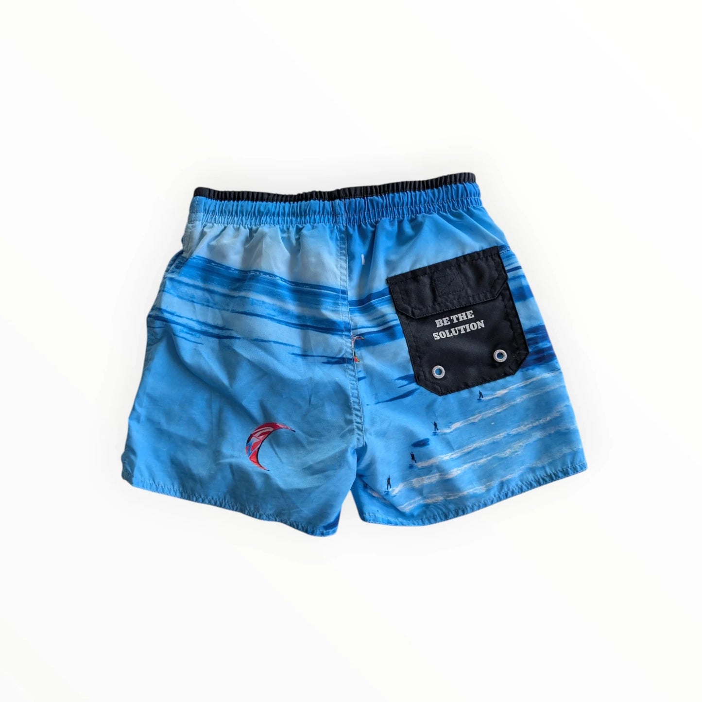 Pierrot Outlet jongens zwembroek met zeilboot print, blauw, sneldrogend materiaal, elastische tailleband, achterzak met knoopsluiting.