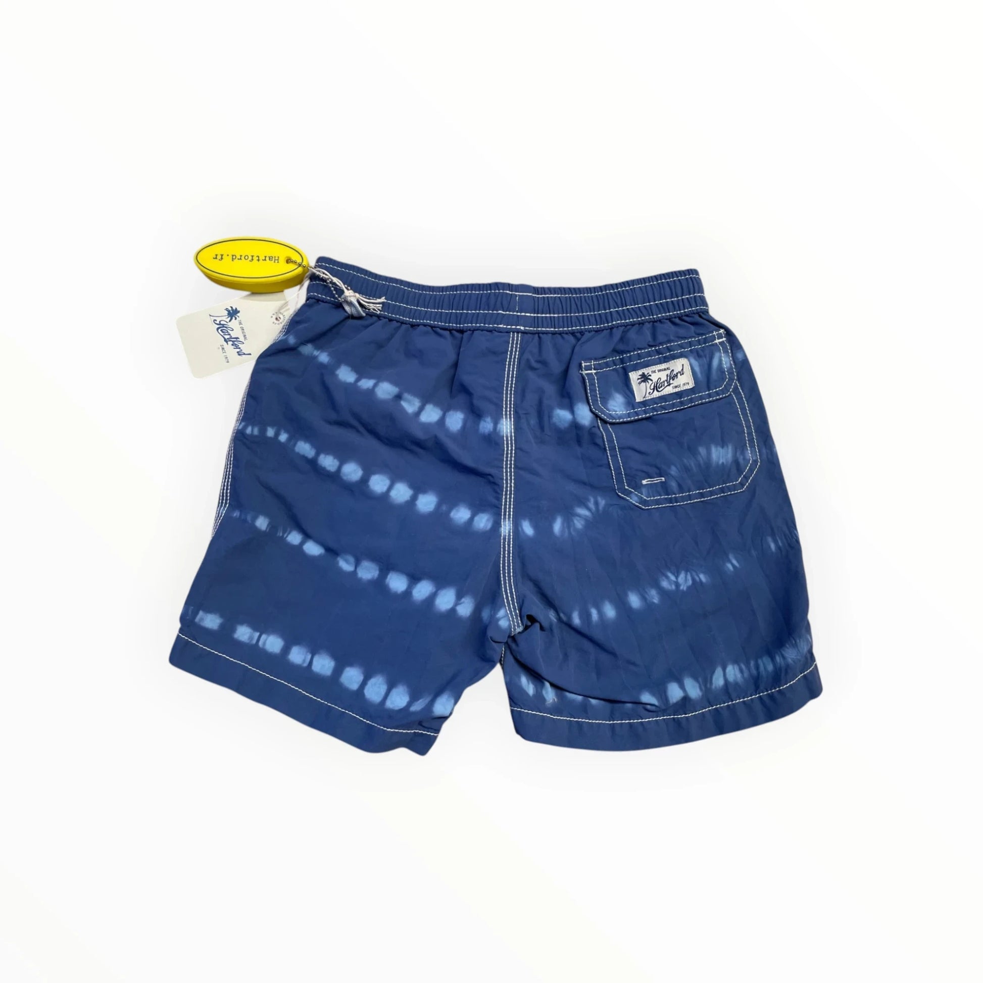 Pierrot Outlet jongens zwemshort met tie-dye print in donkerblauw en lichter blauw, elastische tailleband en achterzak.