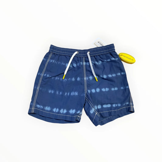 Pierrot Outlet jongens zwemshort met tie-dye print in donkerblauw en lichtere tinten blauw, met trekkoord en witte stiksels.