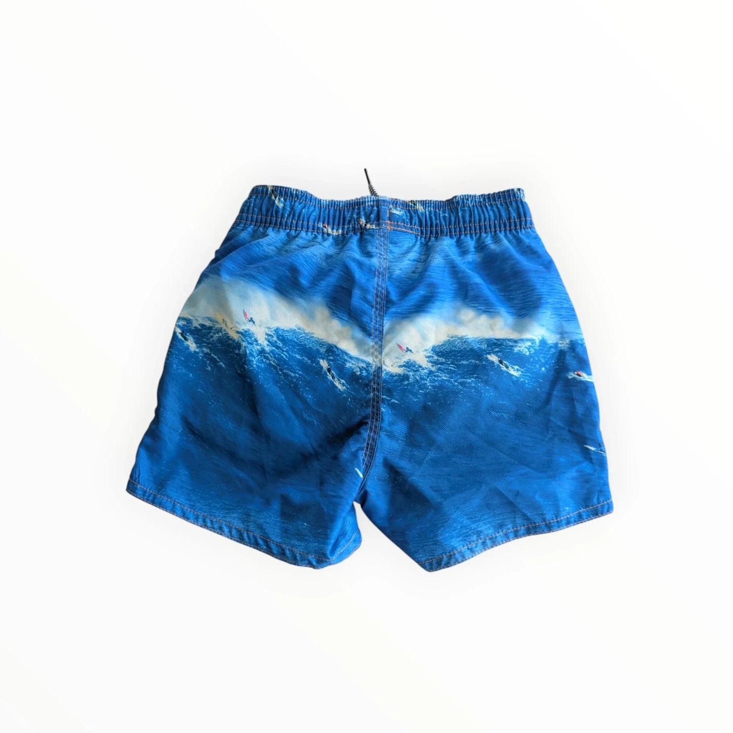 Pierrot Outlet jongens zwemshorts met blauwe golvenprint en surfers, sneldrogend materiaal, elastische tailleband met aantrekkoord.