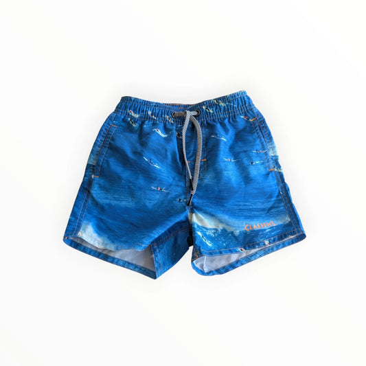Pierrot Outlet jongens zwemshorts met golvenprint en surfers, blauw, sneldrogend materiaal, elastische tailleband met koord.