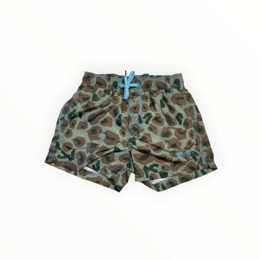 Pierrot Outlet jongens zwemshorts met luipaardprint in bruin en groen, sneldrogend materiaal, elastische tailleband met blauw trekkoord.