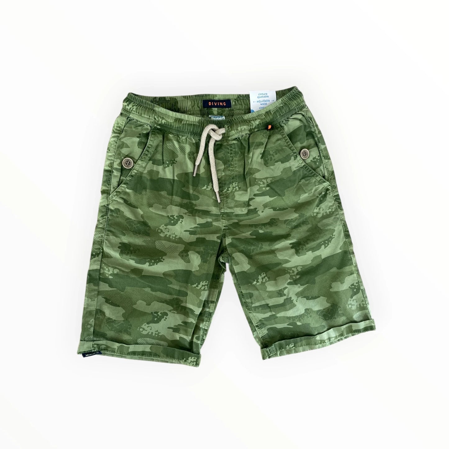 Pierrot Outlet jongensshort met camouflageprint, elastische tailleband met trekkoord en omgeslagen broekspijpen.