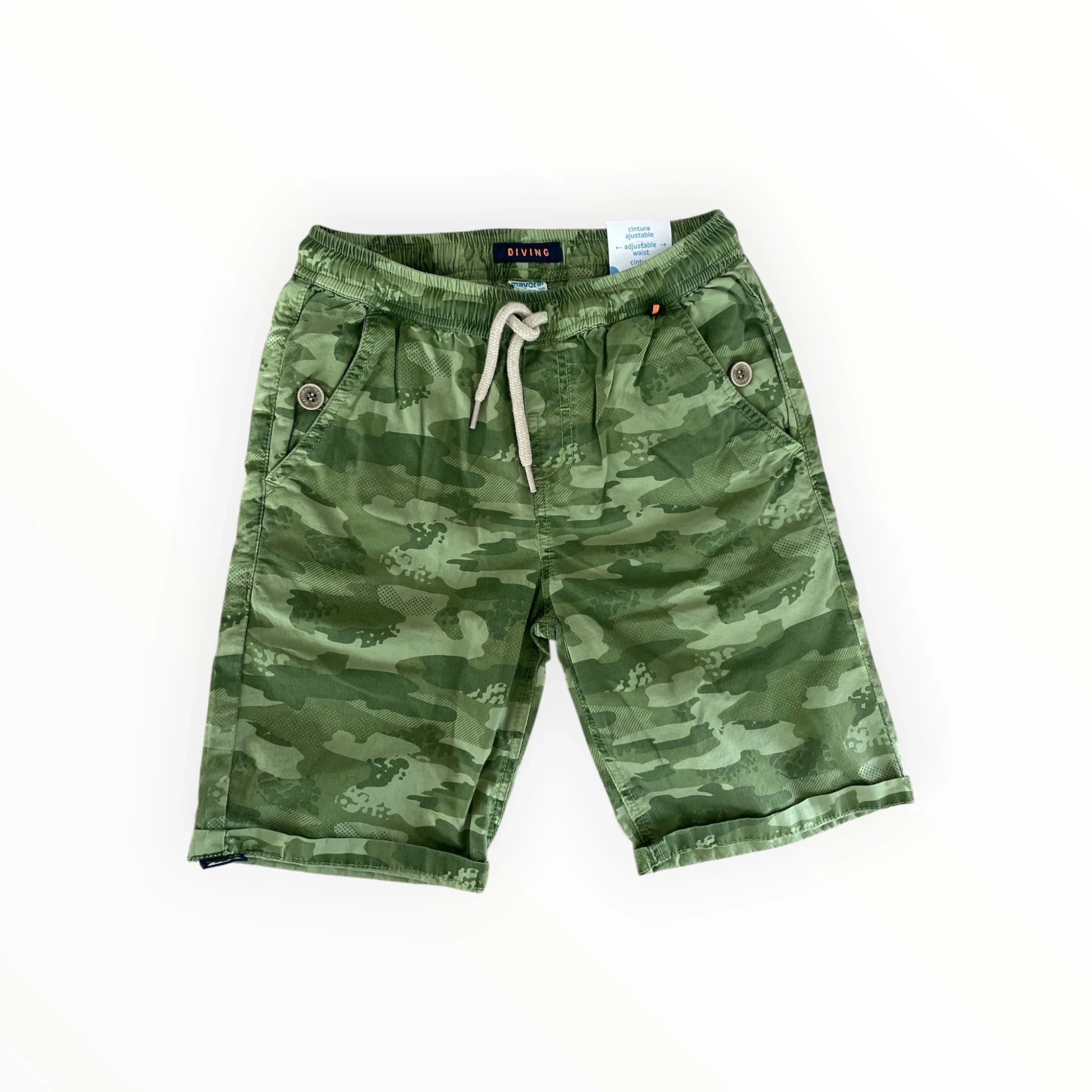 Pierrot Outlet jongensshort met camouflageprint, elastische tailleband met trekkoord en omgeslagen broekspijpen.