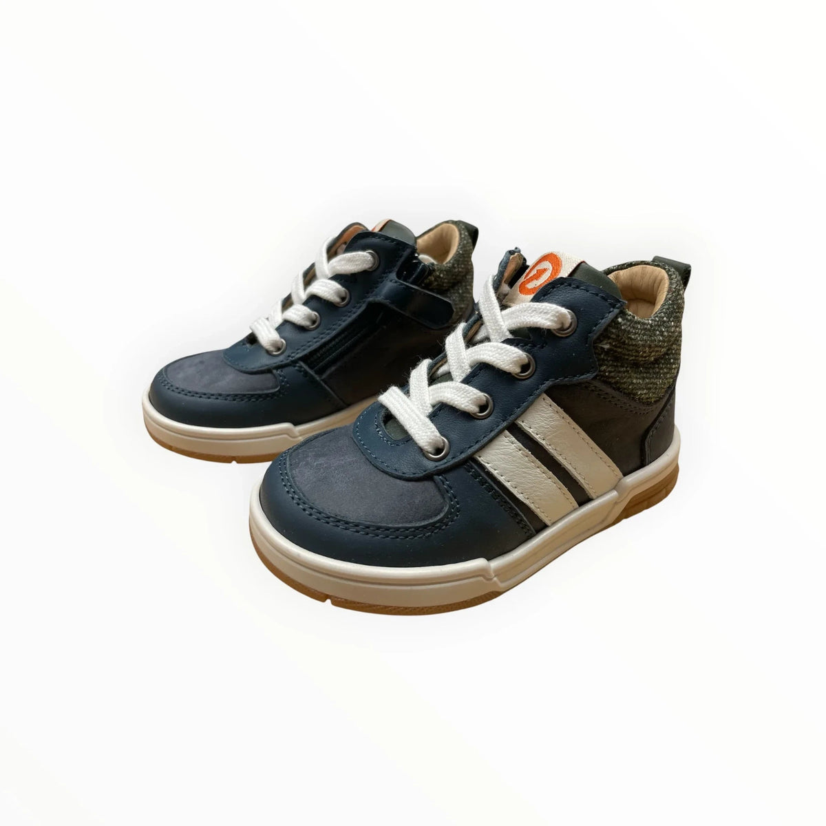 Pierrot Outlet jongenssneakers in donkerblauw en olijfgroen met witte strepen, veters en ritssluiting.