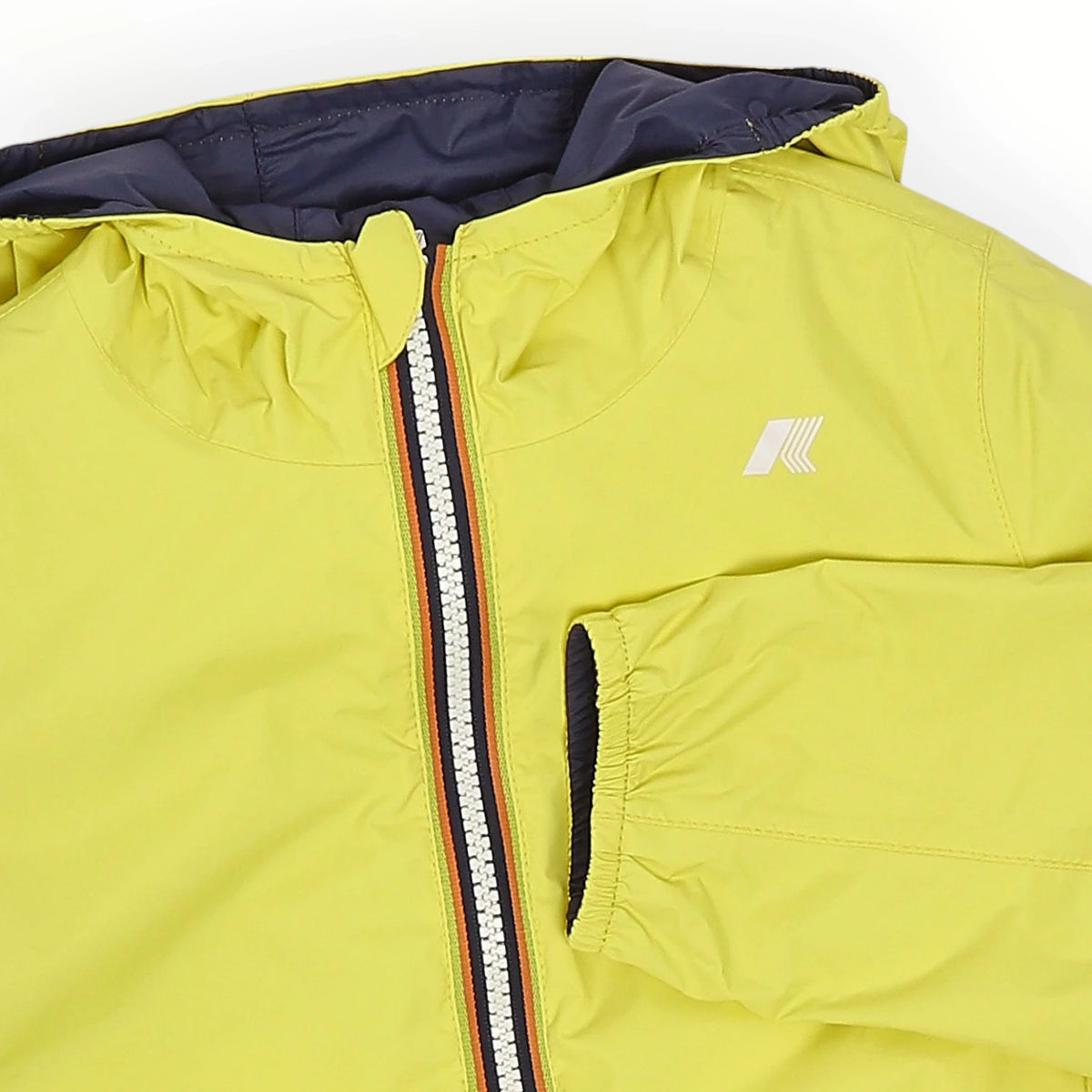 Pierrot Outlet K-Way omkeerbaar kinderjack in limegroen en marineblauw met capuchon en opvallende ritssluiting