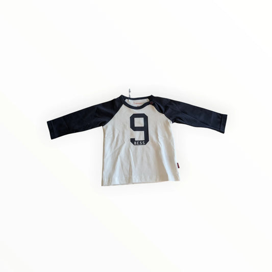Pierrot Outlet kinder baseballshirt, crème met donkerblauwe mouwen en '9 B.E.S.S.' print.