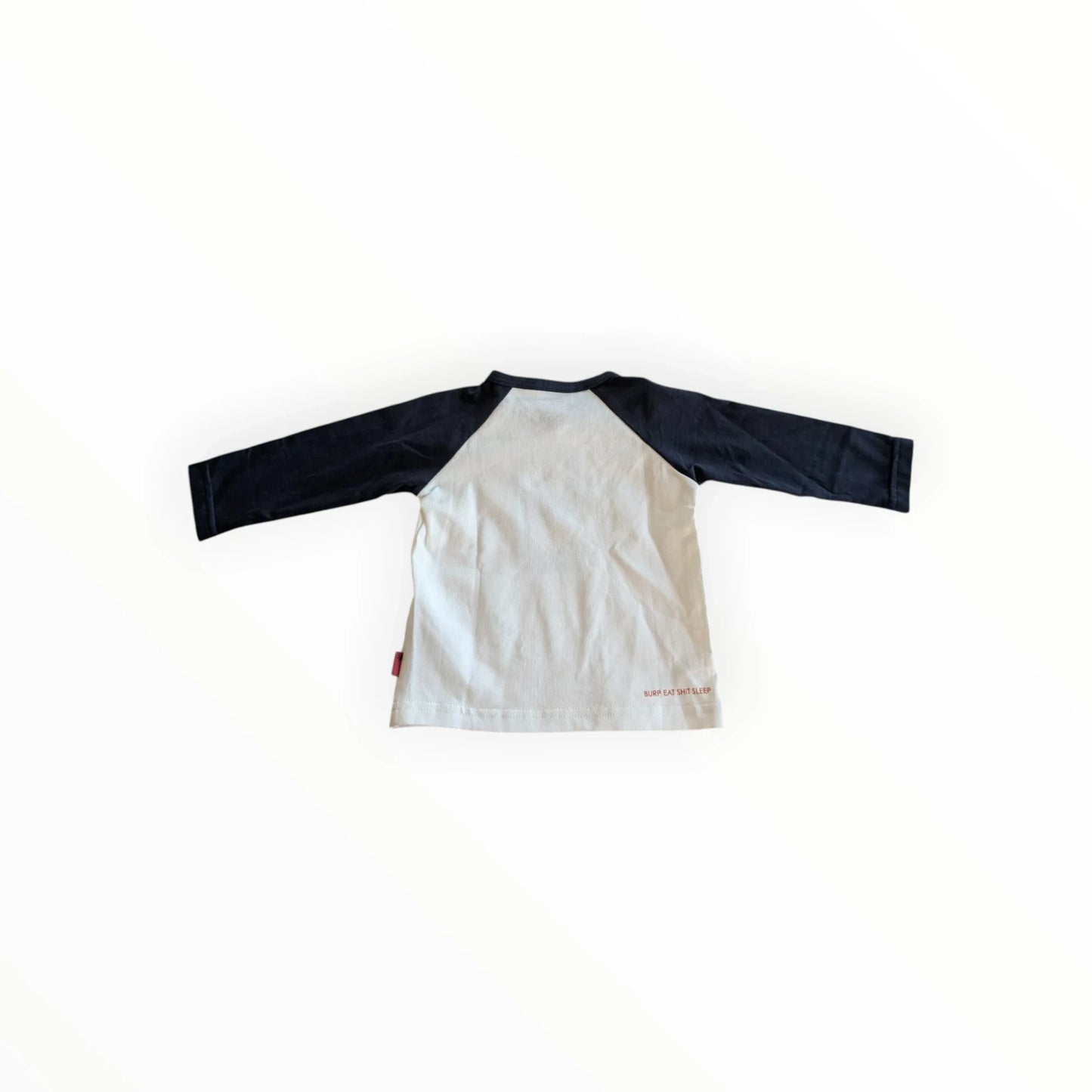 Pierrot Outlet kinder baseballshirt met lange mouwen, crème met donkerblauwe mouwen en '9 B.E.S.S.' opdruk.