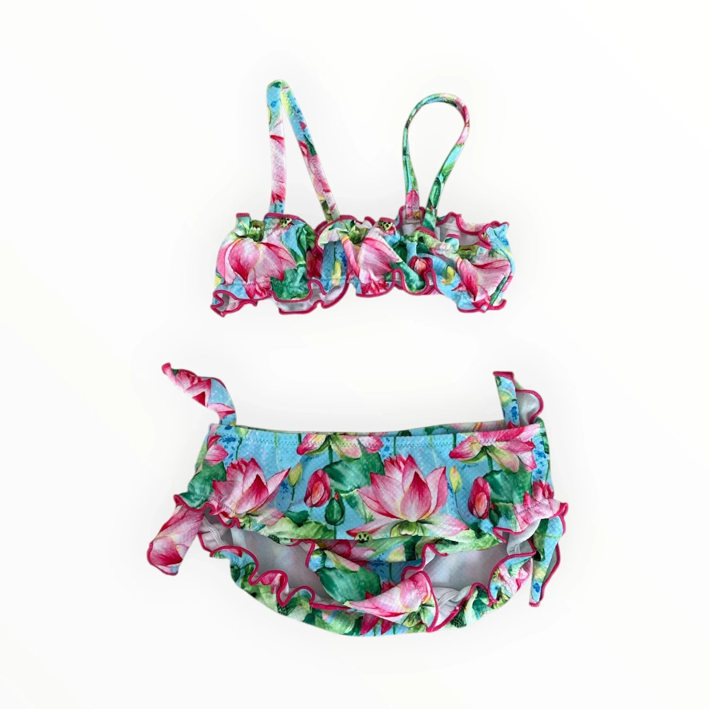 Pierrot Outlet tweedelige bikini voor kinderen met roze lotusbloemenprint op lichtblauw, afgewerkt met schattige ruches.