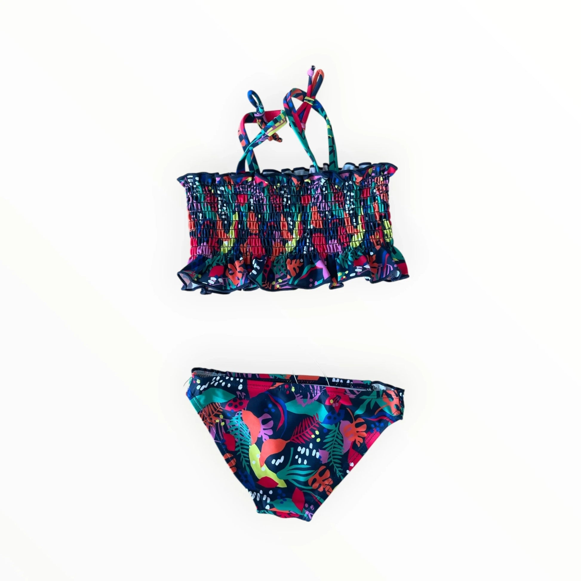 Pierrot Outlet tweedelige bikini voor kinderen met tropische print, gesmokt topje met ruches en verstelbare bandjes.