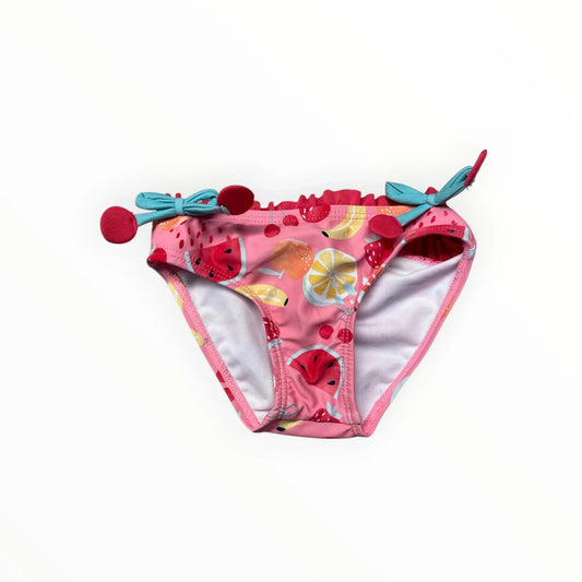 Pierrot Outlet roze kinderbikinibroekje met fruitprint, lichtblauwe strikjes en rode accenten voor de zomer.