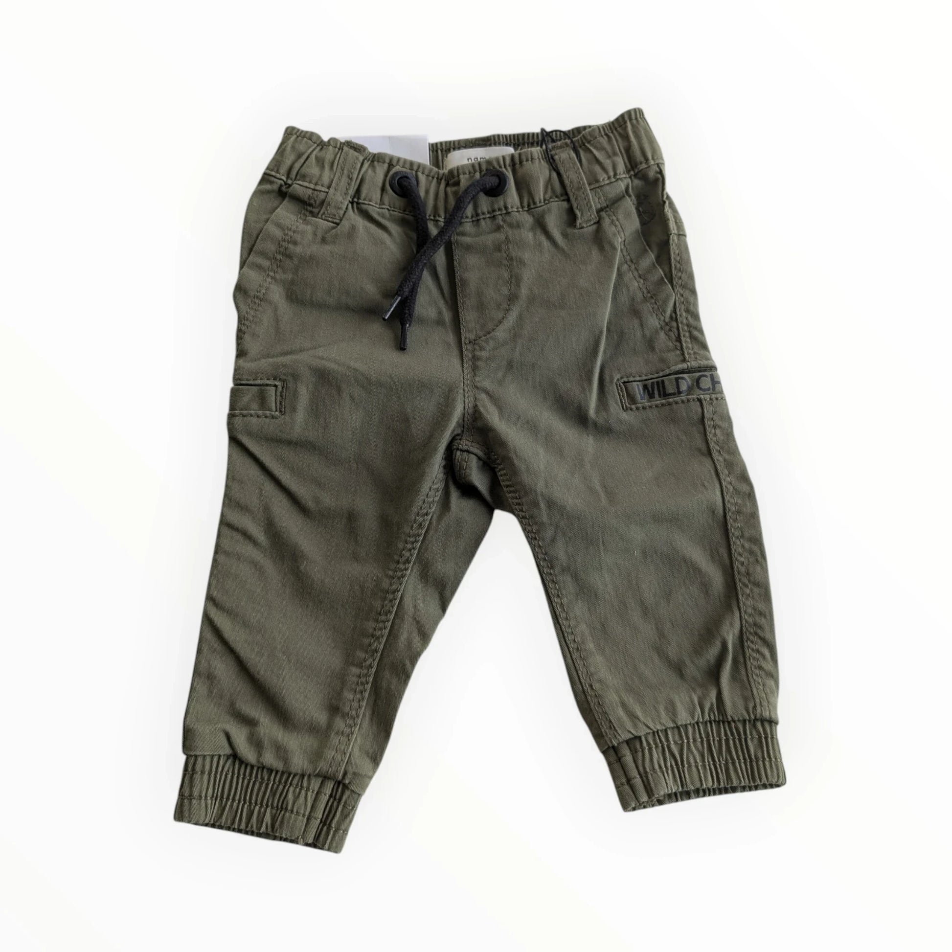 Pierrot Outlet olijfgroene cargo broek voor kinderen, katoenmix, met trekkoord, zakken en 'WILD CHILD' logo.