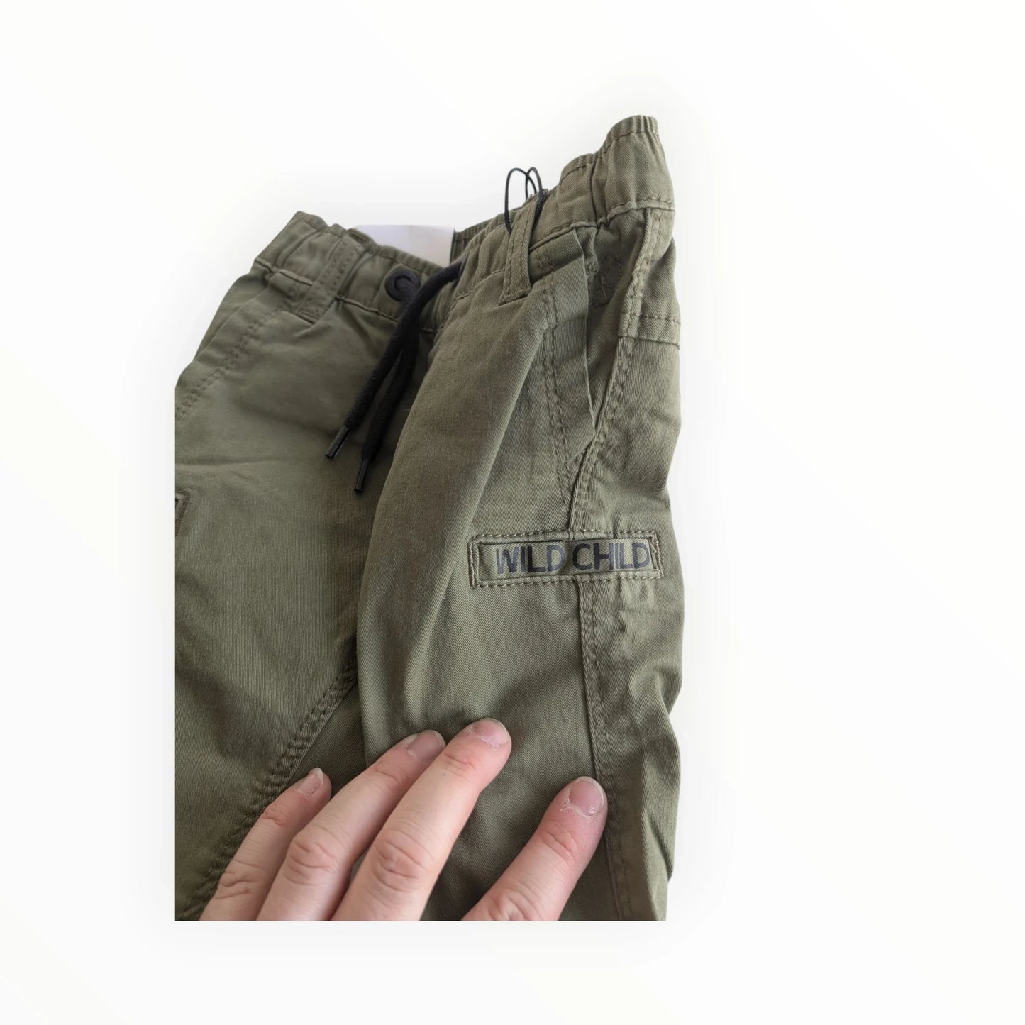 Pierrot Outlet olijfgroene cargo broek voor kinderen van katoenmix met "WILD CHILD" logo en trekkoord.