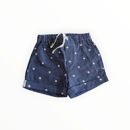 Pierrot Outlet kinder denim short met sterrenprint, blauw katoen, elastische tailleband en omgeslagen broekspijpen.