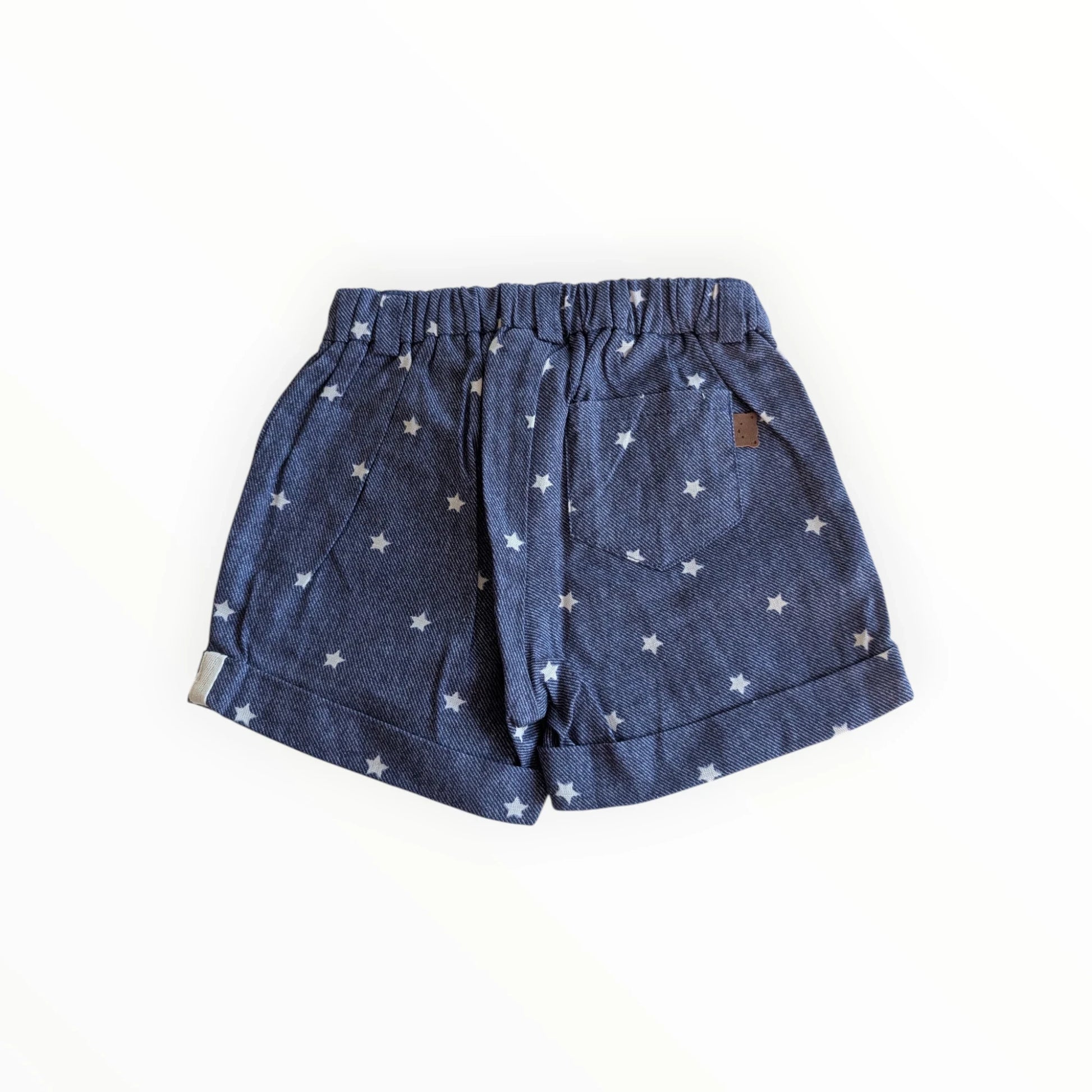 Pierrot Outlet kinder denim short met sterrenprint, blauw met witte sterren, katoen, elastische tailleband en omgeslagen pijpen.